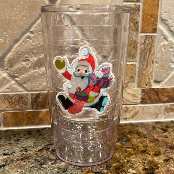 Set of 4 Christmas Tervis tumblers - Picture 4 of 7